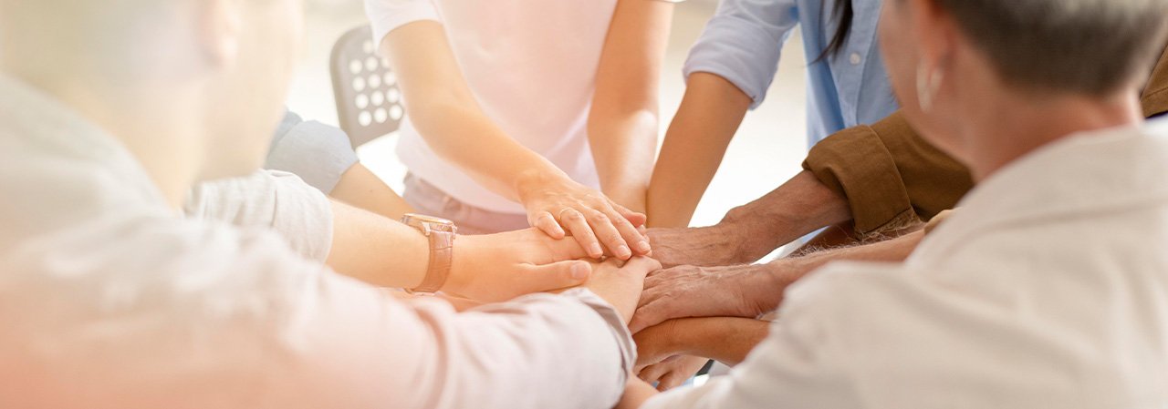 Ya sea buscando apoyo o queriendo ofrecerlo, hay un lugar para ti en destrezas.org. Elige la opción que mejor se adapte a tus intereses.